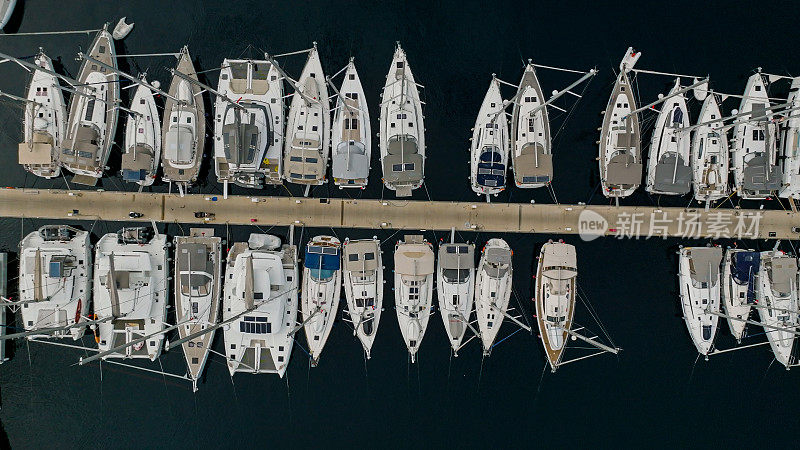 游艇俱乐部的鸟瞰图。从空中俯瞰停泊的帆船，游艇和帆船停泊在Yalikavak - bodrum的码头，拥有豪华游艇和船只的码头，游艇和游艇的鸟瞰图，Yalikavak码头
